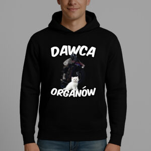 Mężczyzna w czarnej bluzie z napisem Dawca organów z grafika motocyklisty i kota.