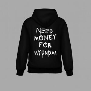 Czarna bluza z białym napisem Need money for Hyundai na plecach.