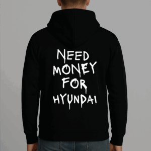 Mężczyzna w czarnej bluzie z napisem Need money for Hyundai.