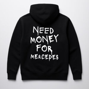 Czarna bluza z napisem Need money for Mercedes na plecach.