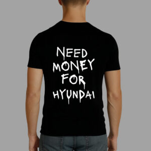 Koszulka z napisem Need Money for Hyundai, mężczyzna w ciemnych dżinsach.