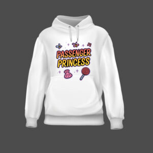 Bluza Bluza - Passenger Princess to biała bluza z kapturem z napisem "Passenger Princess" wypisanym pogrubionymi, kolorowymi literami, z ilustracjami motyli, cukierków i worków na jednolitym szarym tle.