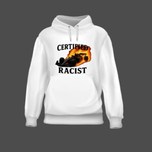 Bluza Bluza - Certified Raceist to biała bluza z kapturem przedstawiająca grafikę płonącego samochodu wyścigowego z napisem "CERTIFIED RACIST" powyżej i poniżej obrazu, pokazana na zwykłym ciemnym tle.