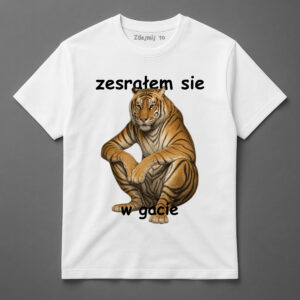 Biała koszulka z siedzącym tygrysem i kontrowersyjnym napisem.