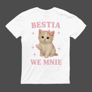 Koszulka - Only Fans przedstawia uroczego beżowego kotka z różową kokardką i różowymi gwiazdkami na białej koszulce. Nad i pod kotkiem widnieje różowy napis "BESTIA WE MNIE", a wszystko to na ciemnoszarym tle.