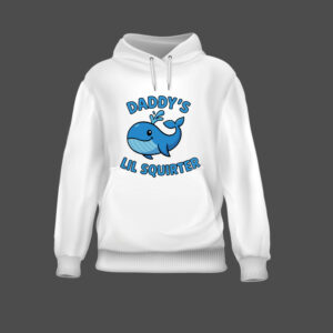 Nie znam osoby na obrazie, atrybut alt: Biała bluza z nadrukiem niebieskiego wieloryba i napisem.