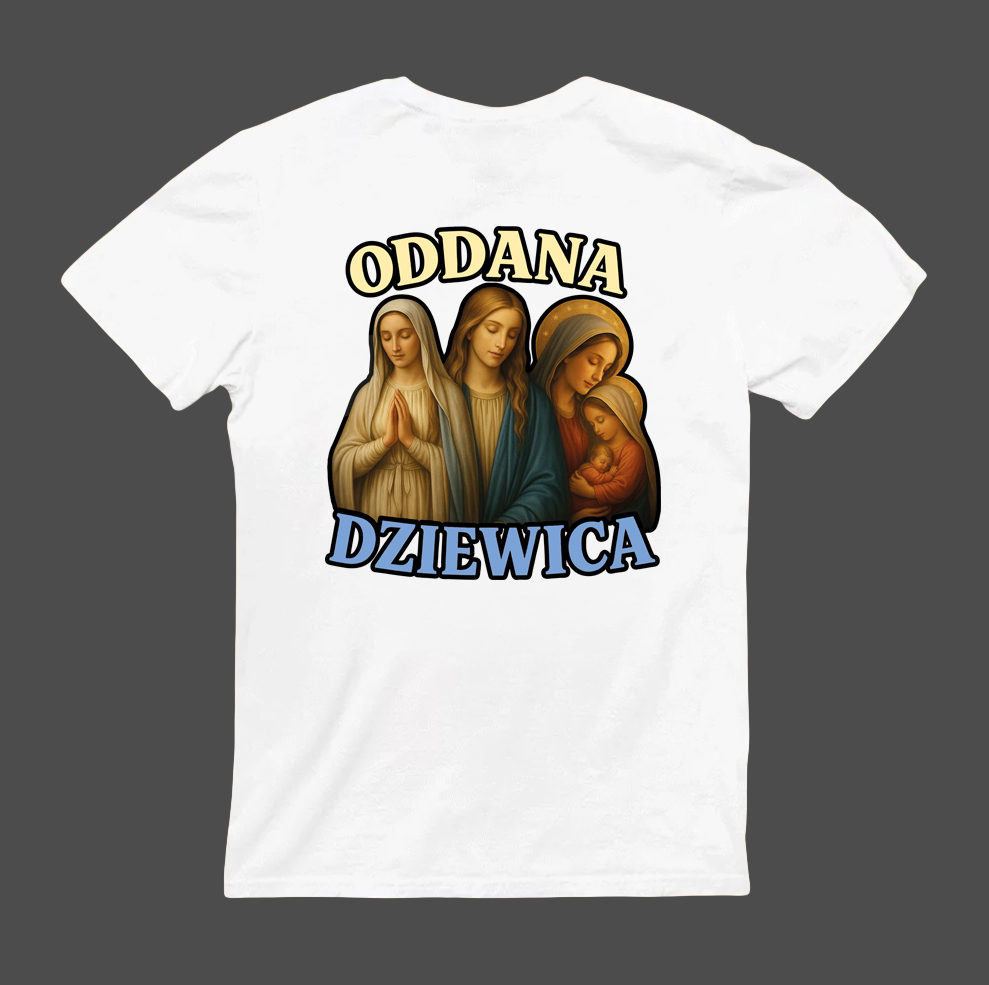 Biała koszulka o nazwie "T-Shirt - Only Fans" z ilustracją trzech religijnych kobiet - jednej trzymającej dziecko - z napisem "ODDANA DZIEWICA" powyżej i poniżej obrazu, na jednolitym szarym tle.