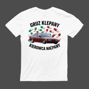 T-Shirt - Only Fans" to biała koszulka z grafiką czerwonego samochodu otoczonego kolorowymi kapsułami, z napisem "GRUZ KLEPANY" powyżej i "KIEROWCA NAĆPANY" poniżej, na jednolitym szarym tle.