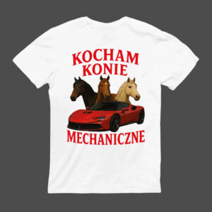 T-Shirt - Only Fans" to biała koszulka z trzema końmi i czerwonym sportowym samochodem na plecach, otoczona czerwonym polskim tekstem "Kocham Konie Mechaniczne".