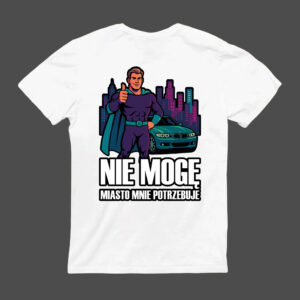 Biała koszulka o nazwie "Only Fans" przedstawia komiksowego superbohatera trzymającego kciuk w górę przed panoramą miasta i niebieskim sportowym samochodem, z polskim tekstem poniżej: NIE MOGĘ, MIASTO MNIE POTRZEBUJE.
