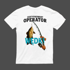 T-Shirt - Only Fans" to biała koszulka z grafiką dłoni trzymających wędkę i rybę oraz polskim napisem "CERTYFIKOWANY OPERATOR WĘDKI" na szarym tle.