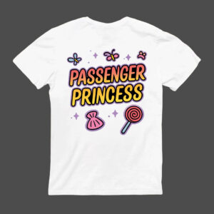 Biała koszulka - Only Fans z kolorowymi motylami z kreskówek, cukierkiem i torebką, z pogrubionym napisem PASSENGER PRINCESS z tyłu, na szarym tle.