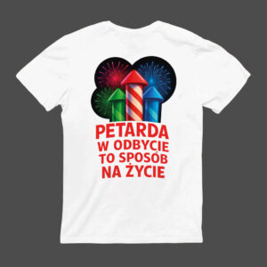 Biała koszulka Only Fans z kolorowymi fajerwerkami i trzema kreskówkowymi rakietami nad pogrubionym czerwonym polskim tekstem "PETARDA W ODBYCIE TO SPOSÓB NA ŻYCIE" nadrukowanym z tyłu.