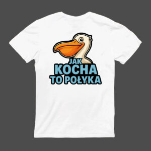 Koszulka - Only Fans ma biały wzór z kreskówkowym pelikanem nad pogrubionym niebiesko-czarnym polskim tekstem "JAK KOCHA TO POŁYKA" z tyłu, pokazanym na ciemnoszarym tle.