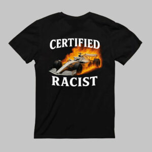 Koszulka z czarnym tłem, na plecach z grafiką wyścigowego samochodu w płomieniach oraz napisem "CERTIFIED RACIST". Idealna dla fanów motoryzacji i kontrowersyjnych sloganów.