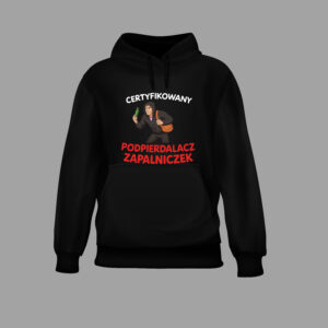 Czarna bluza z napisem Certyfikowany podpierd**acz zapalniczek i grafiką postaci.