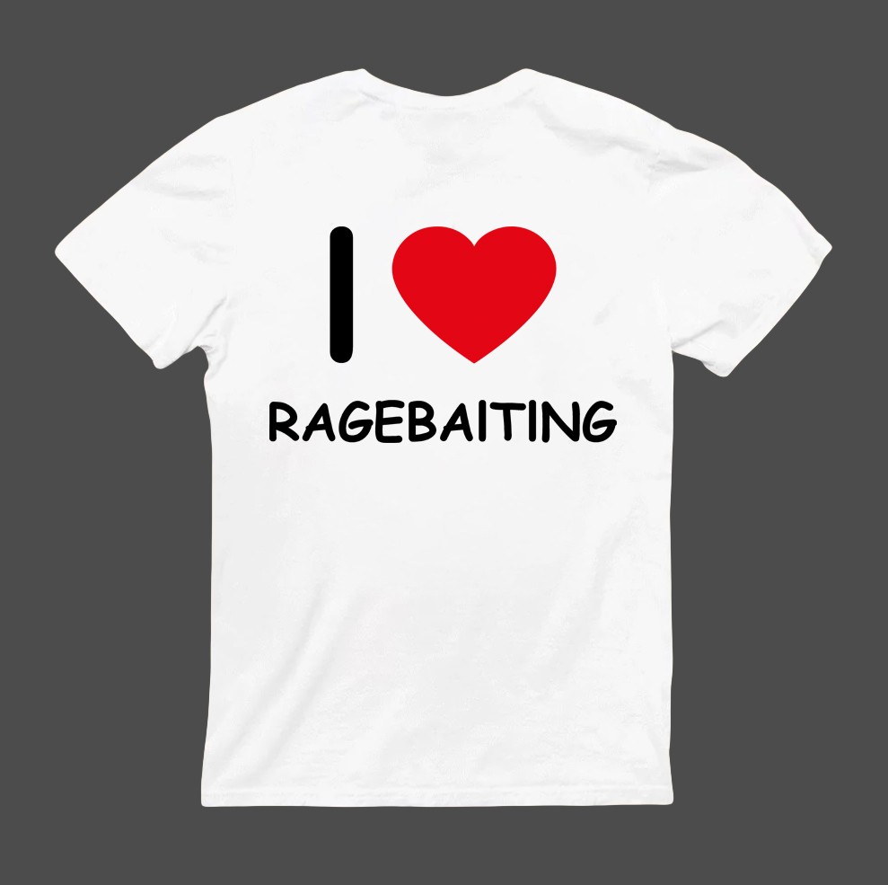 Koszulka z napisem I ♥ RAGEBAITING na szarym tle.