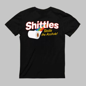 Koszulka z napisem Shittles, rolką papieru i tekstem humorystycznym z tęczą.