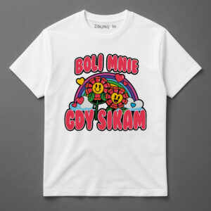 Biała koszulka z kolorowym nadrukiem kwiatów i napisem w języku polskim.