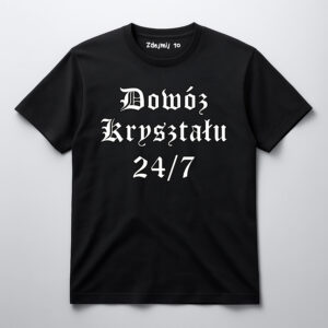 Czarna koszulka z napisem Dowóz Kryształu 24/7 w gotyckim stylu.