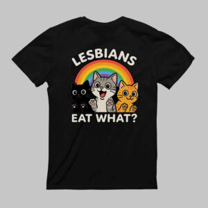 Czarne T-shirt z trzema kotami i tęczą oraz napisem Lesbians Eat What?.