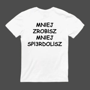 Koszulka z napisem Mniej zrobisz, mniej spieprzysz na ciemnym tle.