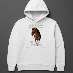 Biała bluza z nadrukiem konia i napisem humorystycznym.