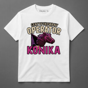 Biała koszulka z napisem 'Certyfikowany operator konika' i grafiką konika na kiju.