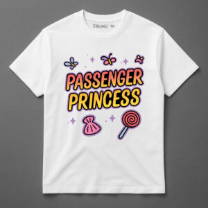 Biała koszulka z napisem Passenger Princess ozdobionym motylkami i cukierkiem.