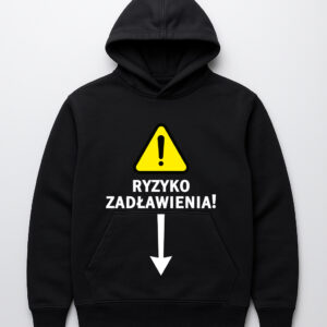 Czarna bluza z kapturem, napis RYZYKO ZADŁAWIENIA! i żółty znak ostrzegawczy.