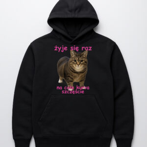 Czarna bluza z kapturem z kotem i humorystycznym napisem po polsku.