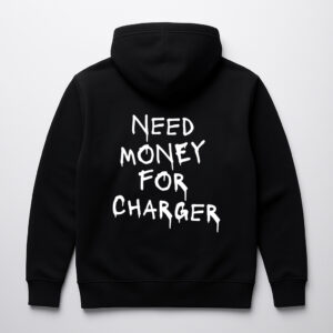 Czarna bluza z napisem Need money for charger na plecach.