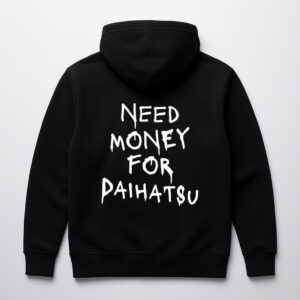 Czarna bluza z napisem Need money for Daihatsu na plecach.