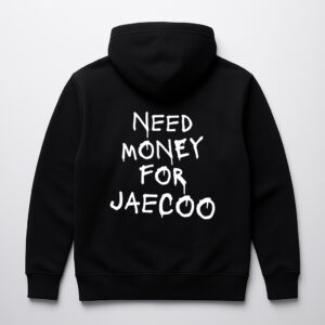 Czarna bluza z napisem Need Money for Jaecoo na plecach.