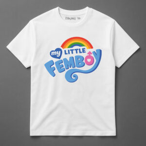 Koszulka z napisem My Little Femboy i tęczą, biała, na szarym tle.