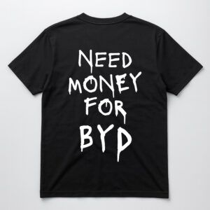 Czarna koszulka z napisem Need Money for BYD na plecach.