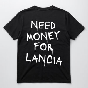 Czarna koszulka z napisem Need Money for Lancia na plecach.