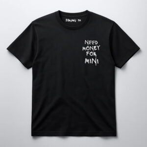 Czarna koszulka z nadrukiem „Need Money for Mini” na piersi.