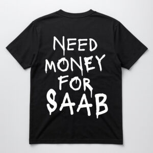 Koszulka z napisem Need Money for Saab w białym kolorze na czarnym tle.
