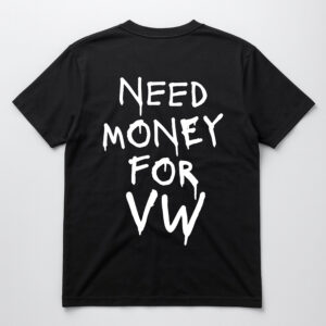 Czarna koszulka z napisem Need Money for VW w białym kolorze.
