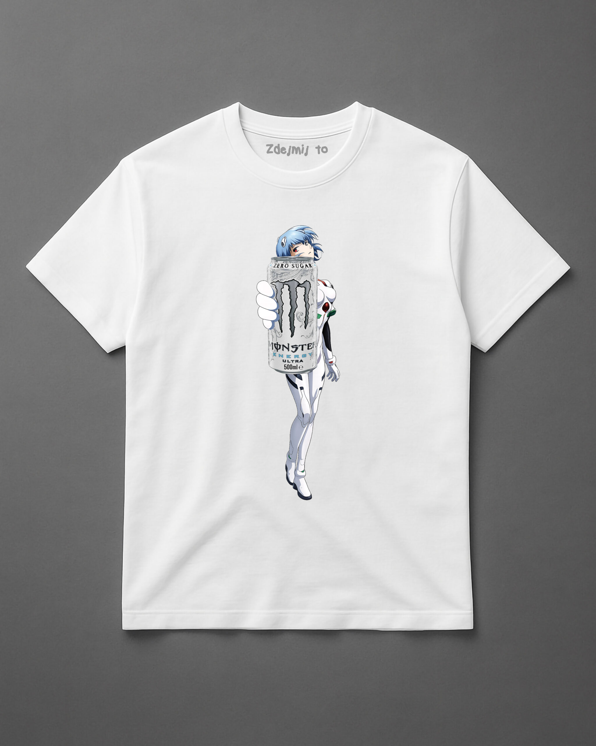 Biała koszulka z motywem anime trzymającej puszkę napoju energetycznego Monster.