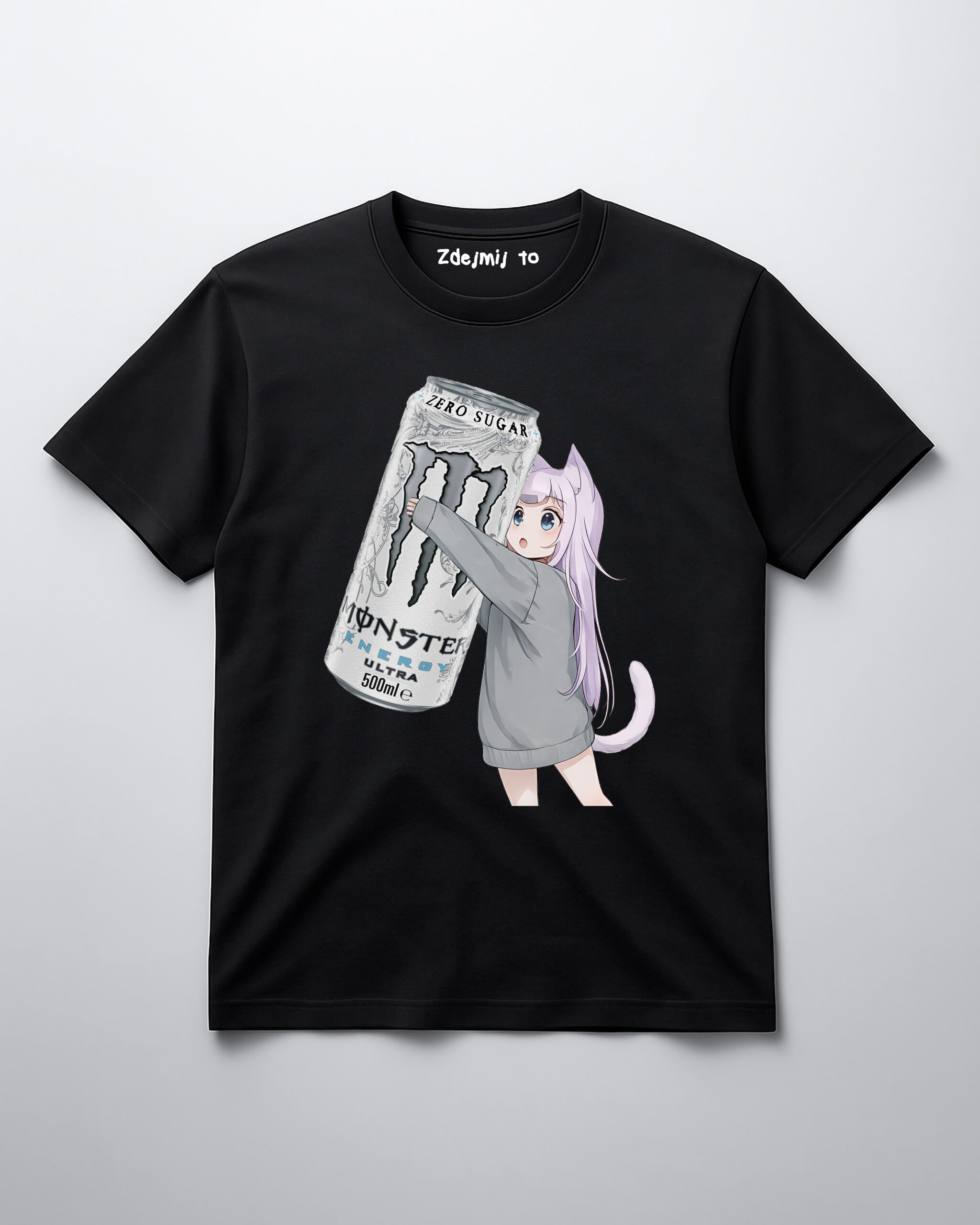 Koszulka z kotem anime i dużą puszką napoju energetycznego.