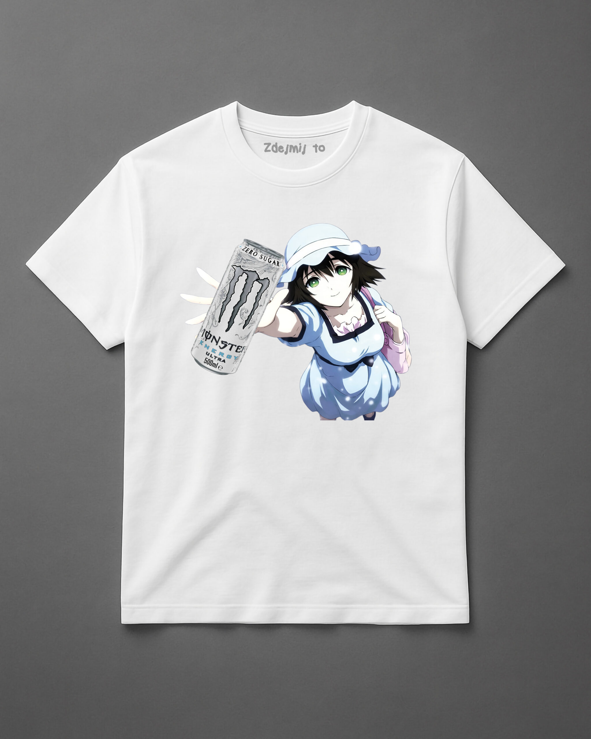 Biała koszulka z postacią anime i puszką napoju energetycznego.