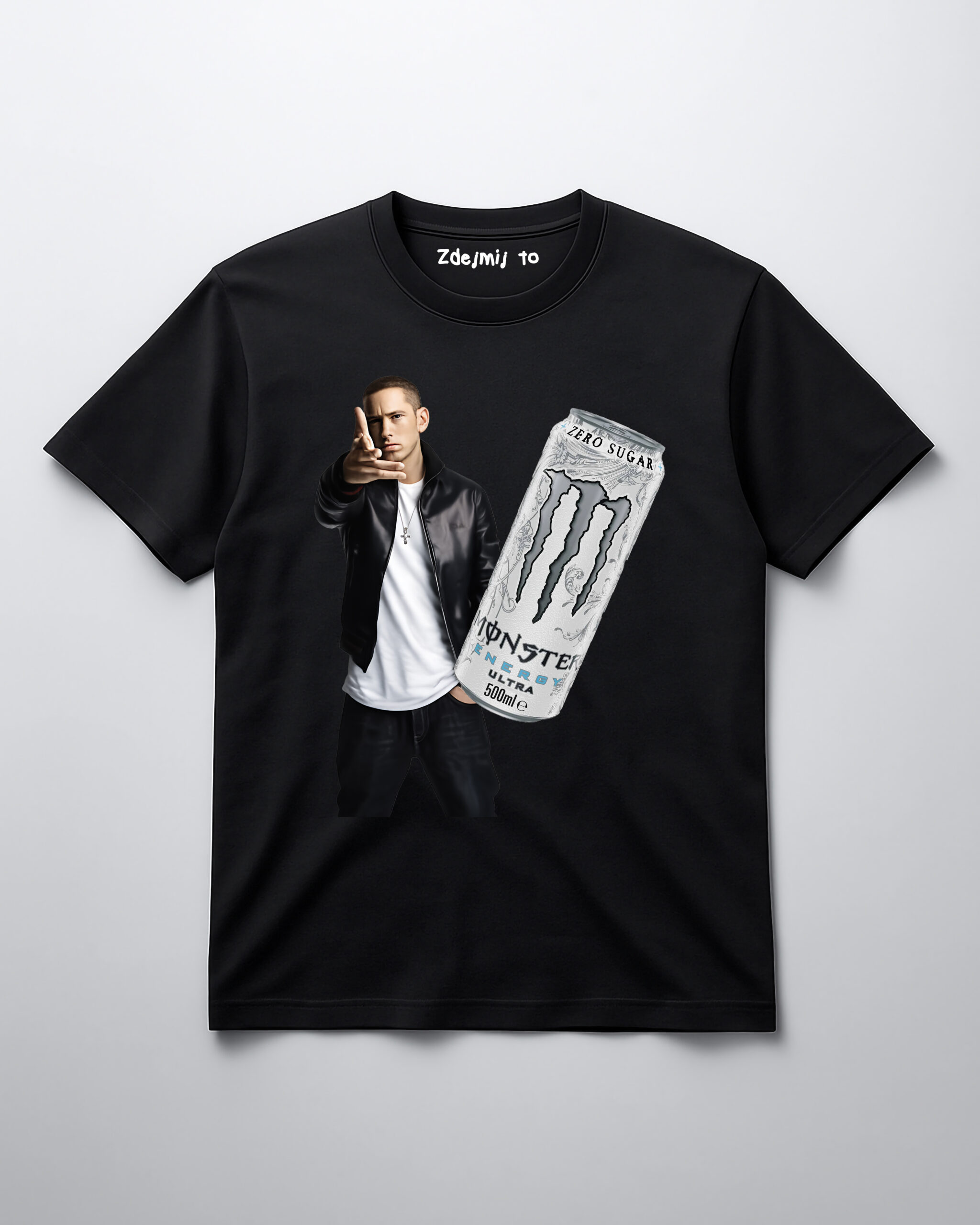 Czarna koszulka z grafiką przedstawiającą osobę i puszkę napoju energetycznego Monster.