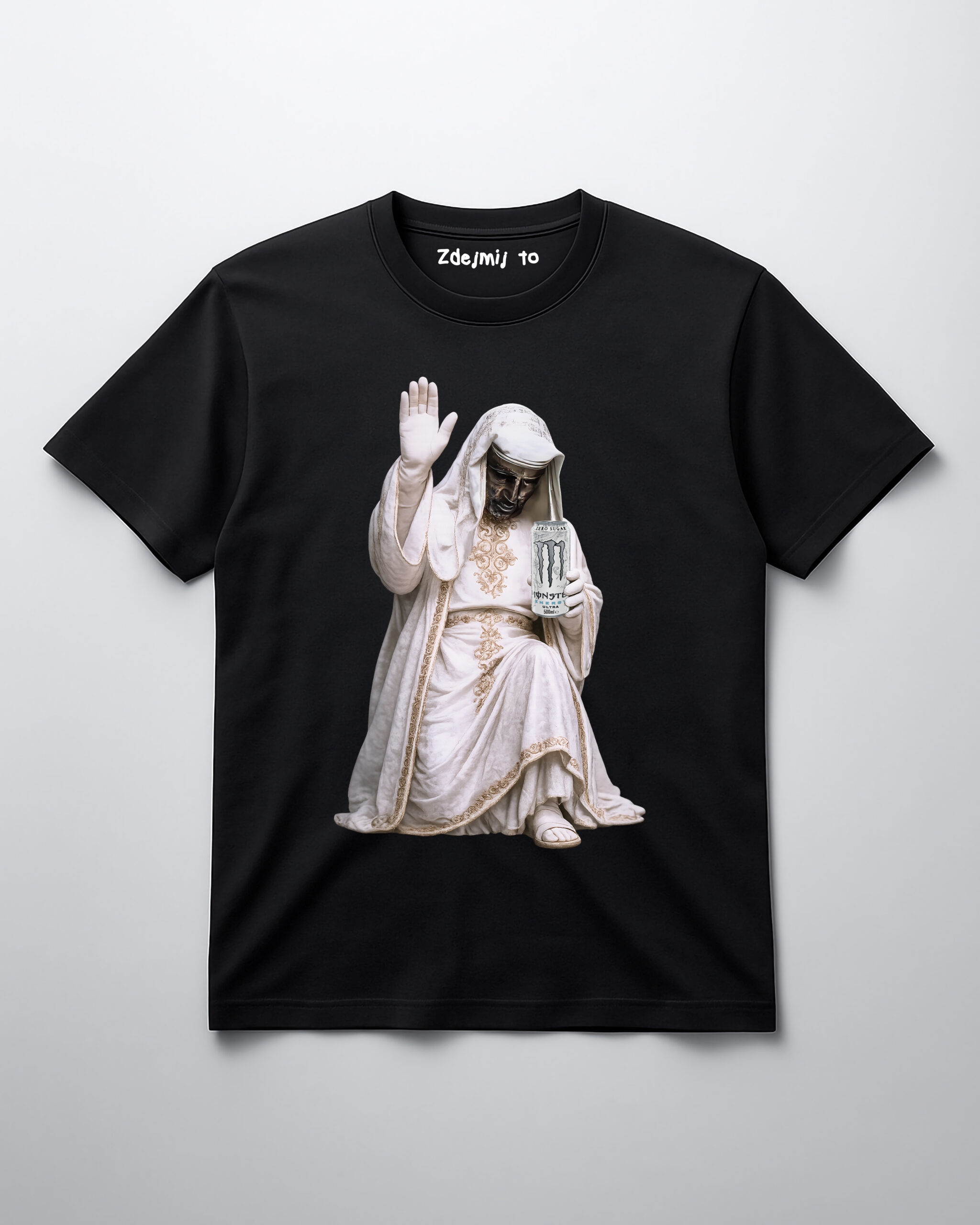 Koszulka z nadrukiem postaci religijnej trzymającej puszkę napoju energetycznego.