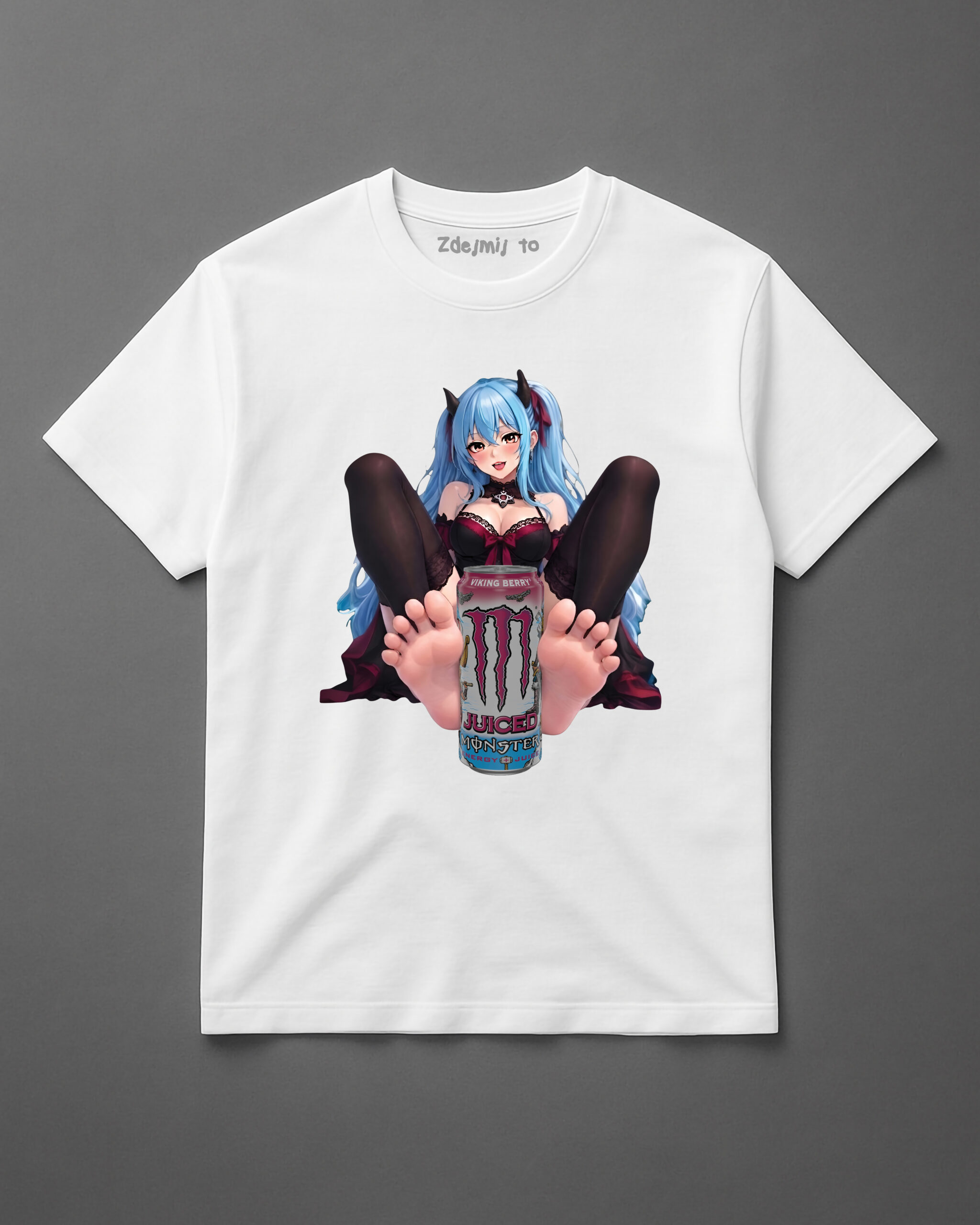 Koszulka z grafiką postaci anime, trzymającej puszkę Monster, w stylu artystycznym.