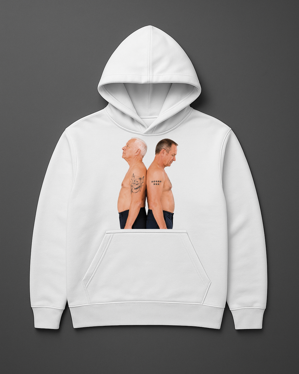 Biały hoodie z nadrukiem dwóch mężczyzn stojących tyłem do siebie, pokazujących tatuaże.