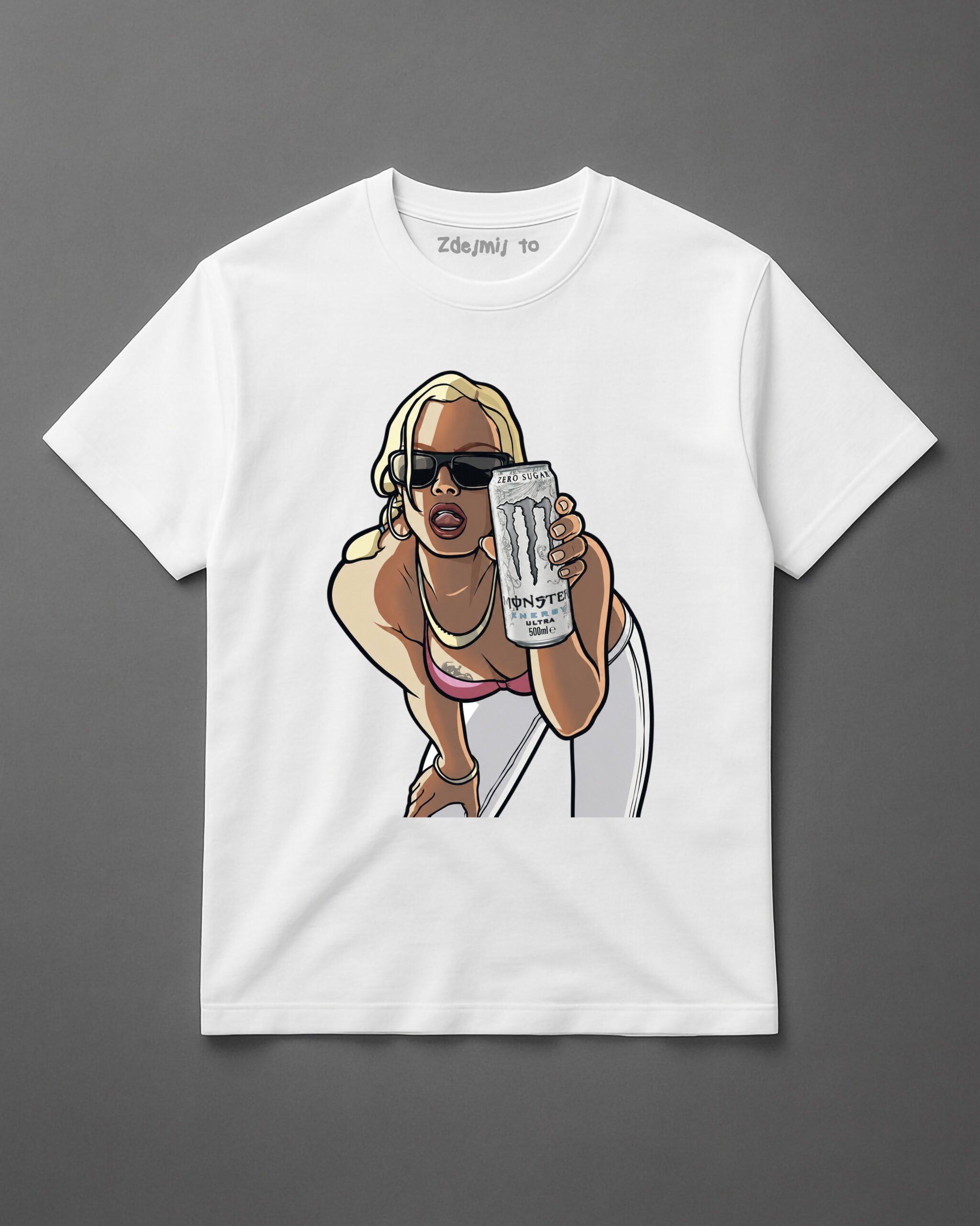 Kobieta w okularach przeciwsłonecznych trzyma puszkę napoju energetycznego na białym T-shircie.