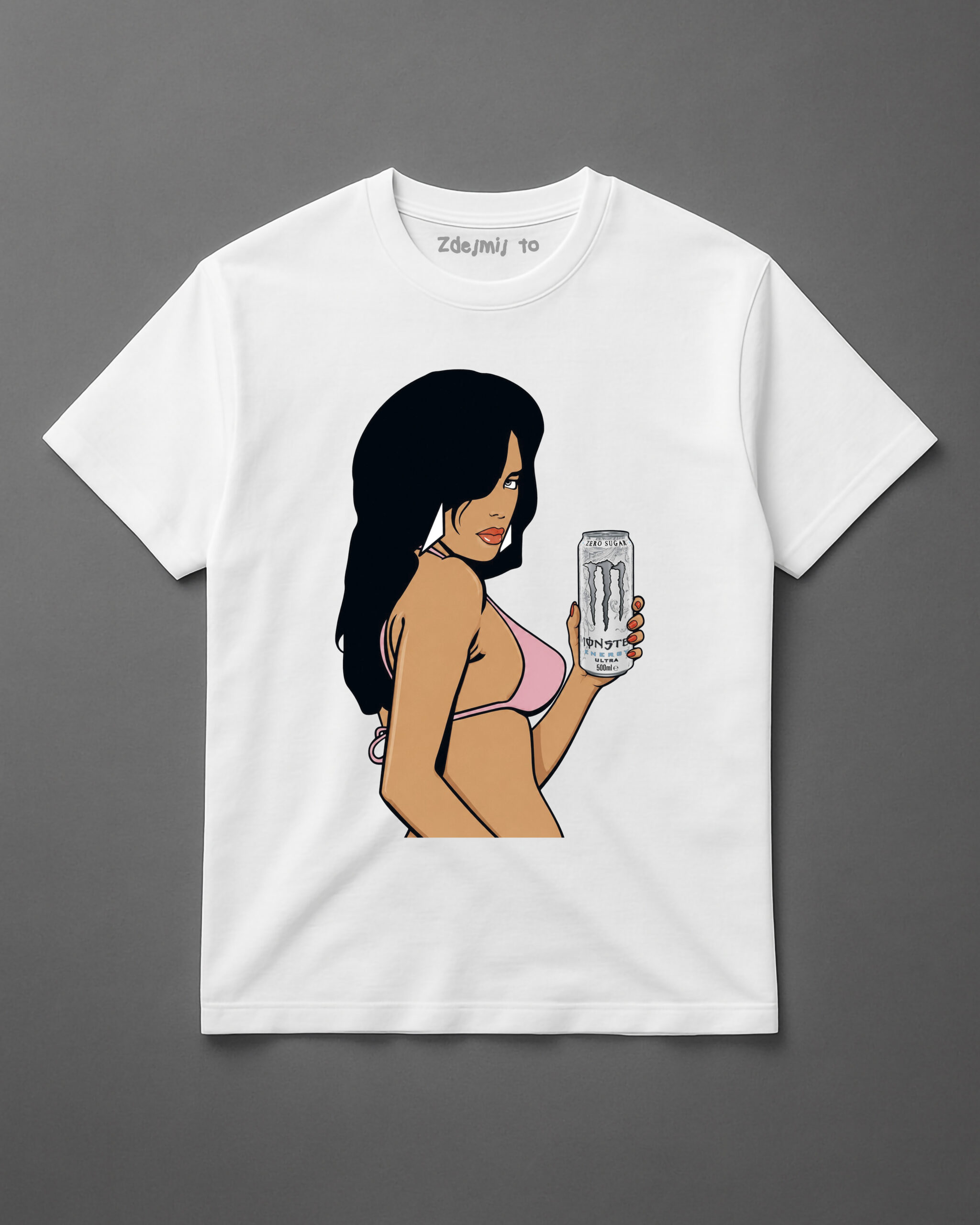 T-shirt z grafiką kobiety w bikini trzymającej puszkę napoju energetycznego.