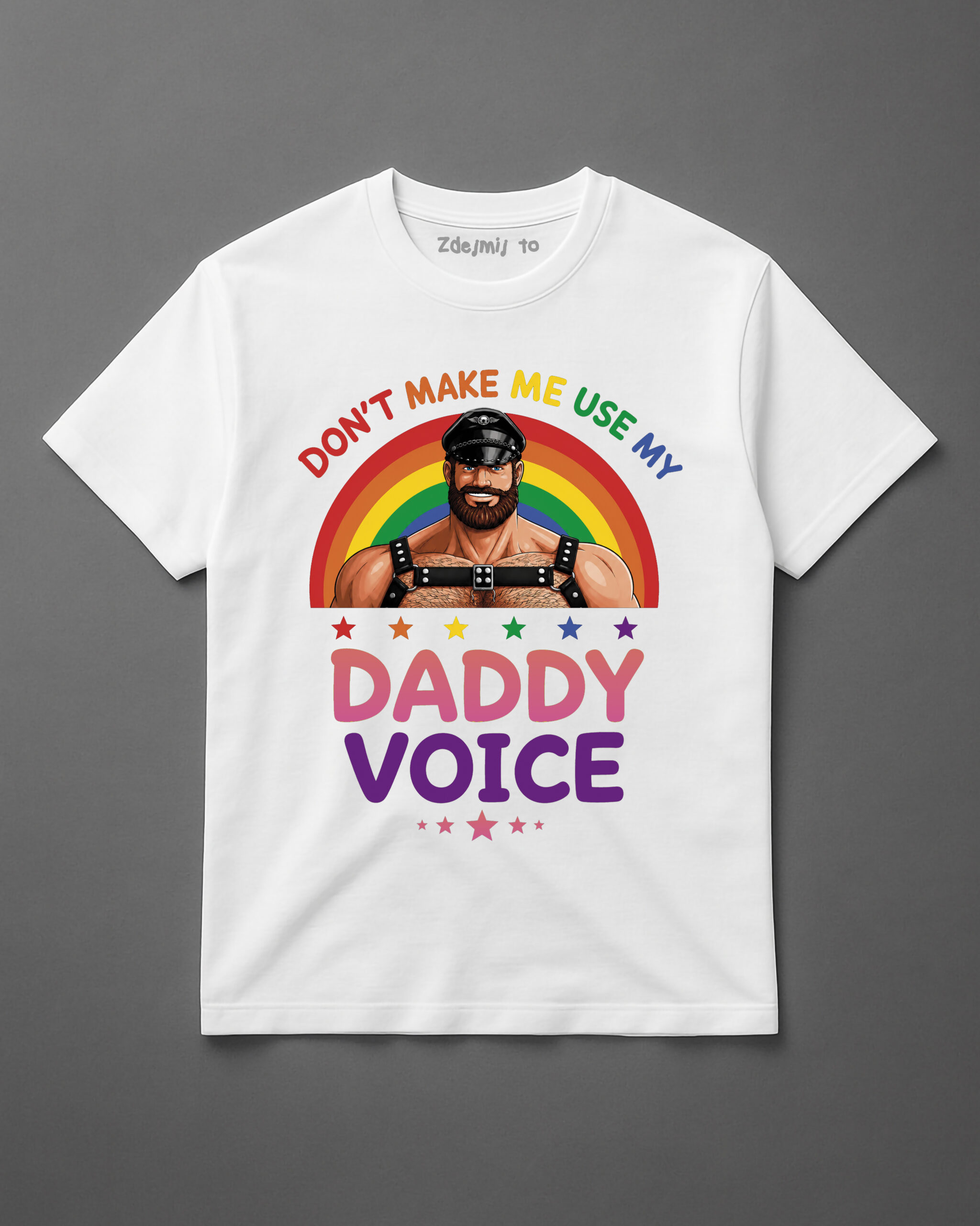 Koszulka z napisem „Don't make me use my Daddy Voice” z tęczowym tłem i ilustracją mężczyzny.